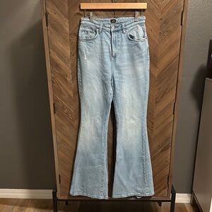 Lee bell bottom light wash jeans. Size 28. 
Inseam 32”
